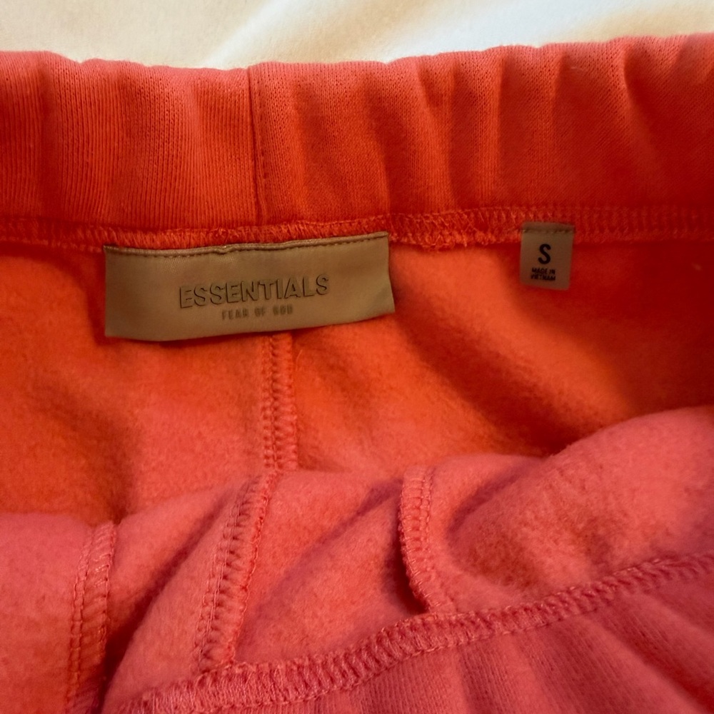 FEAR OF GOD ESSENTIALS - Tapered Logo Blend Jersey Sweatpants in Coral - Picture 10 of 11